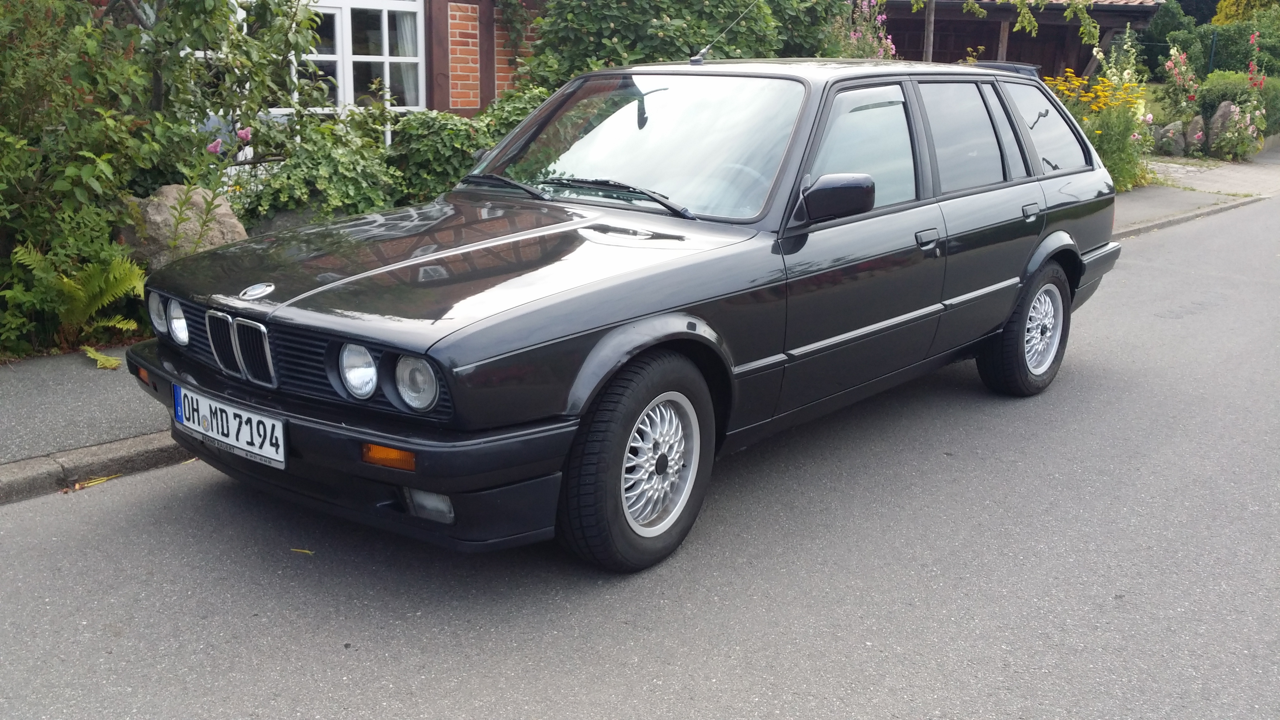 Dose BMW E30 touring.jpg